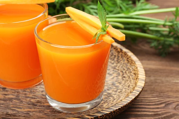 Glasögon med morotsjuice med grönsaker — Stockfoto