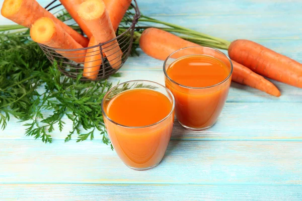 Glasögon med morotsjuice med grönsaker — Stockfoto