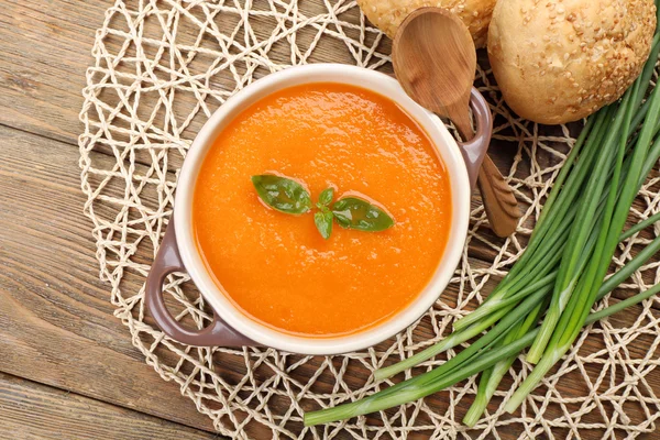 Sopa de creme de cenoura com pães — Fotografia de Stock