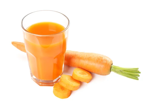 Verre de jus de carotte avec tranches de légumes — Photo