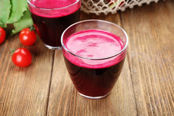 Óculos de suco de beterraba com legumes — Fotografia de Stock