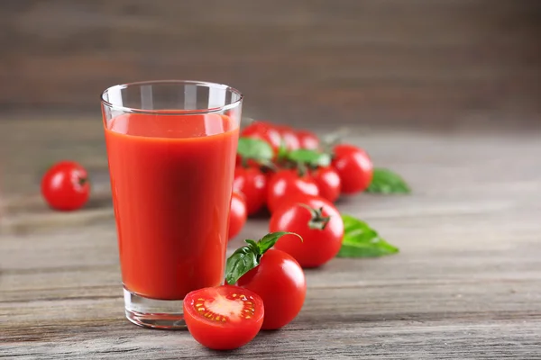 Glas Tomatensaft mit Gemüse — Stockfoto