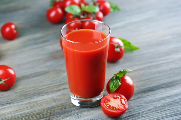 Verre de jus de tomate aux légumes — Photo