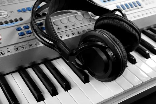 Headphones on synthesizer close up — Stock Photo, Image