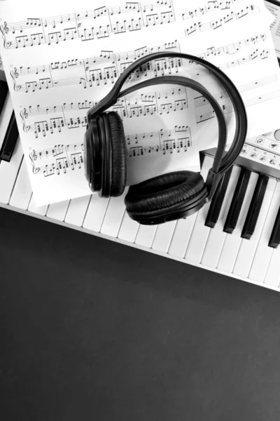 Auriculares con notas musicales —  Fotos de Stock