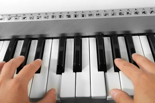 Woman playing synthesizer — Stock Photo, Image