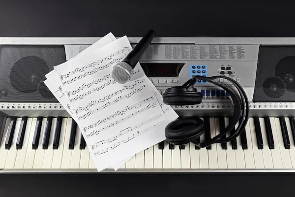 Kopfhörer mit Musiknoten — Stockfoto