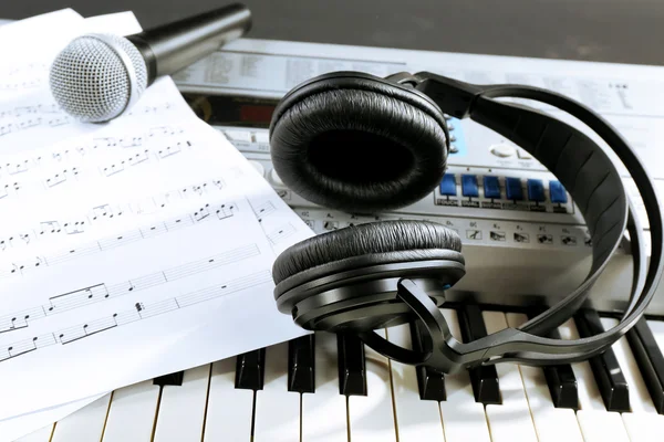 Auriculares con notas musicales — Foto de Stock