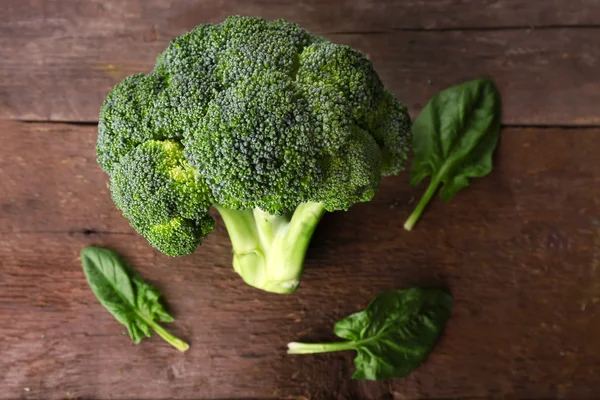 Brokoli segar dengan bayam — Stok Foto