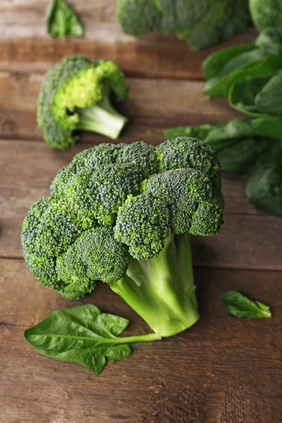 Färska gröna broccoli — Stockfoto