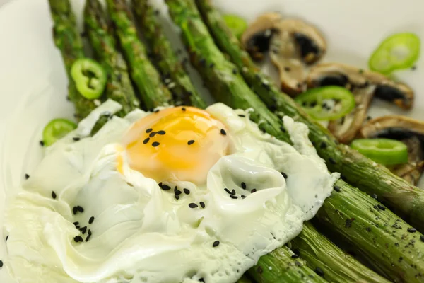 Roasted asparagus with poached egg — Stock Photo, Image