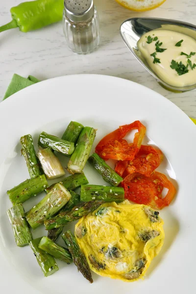 Asparagi arrosto con uovo fritto — Foto Stock