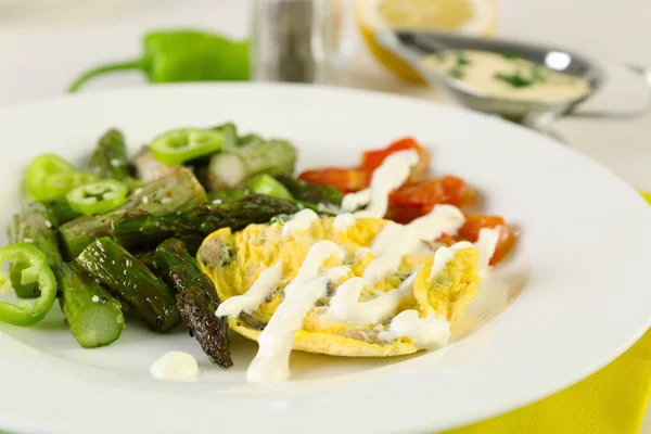 Geroosterde asperges met gebakken ei — Stockfoto