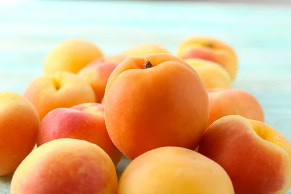 堆的成熟杏子 — 图库照片