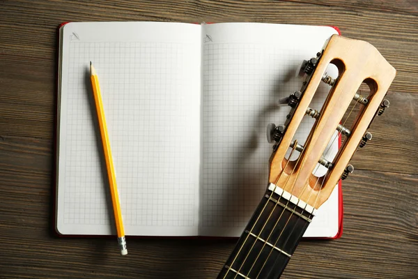 Klassieke gitaar en notebook — Stockfoto
