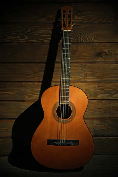 Gitarr på trä bakgrund — Stockfoto