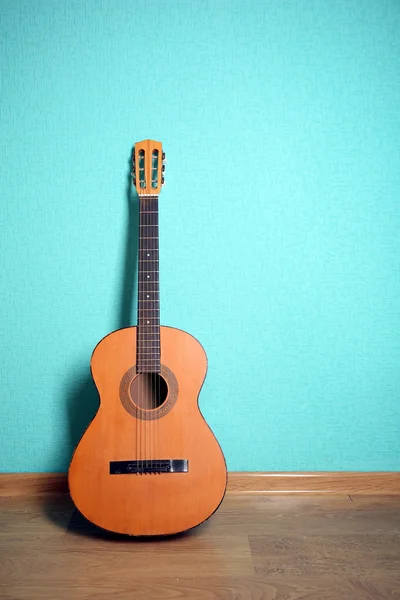 Turkuaz duvar kağıdı üzerinde klasik gitar — Stok fotoğraf