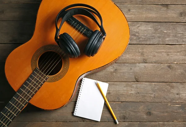 Guitarra clásica y auriculares — Foto de Stock