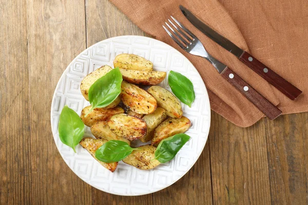 Patate al forno con foglie di basilico — Foto Stock