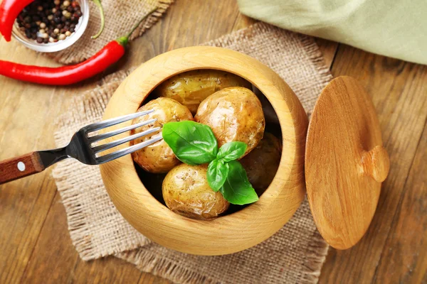 Bakad potatis i skål — Stockfoto