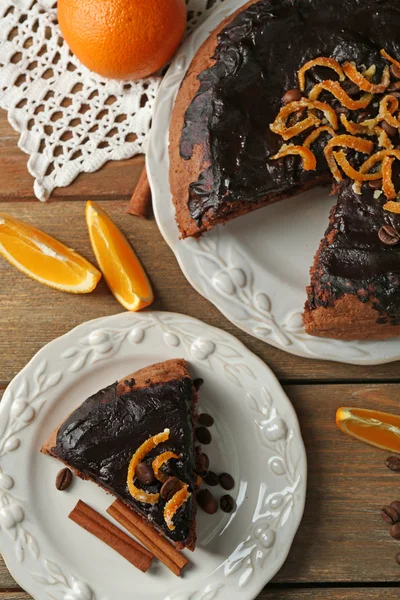 Bolo com Chocolate Glaze e laranja — Fotografia de Stock