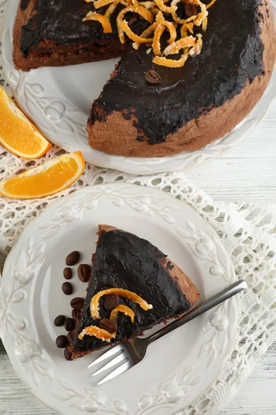 Cake met chocolade glazuur en oranje — Stockfoto