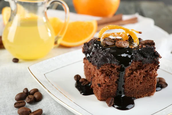 Gedeelte van Cake met chocolade glazuur — Stockfoto