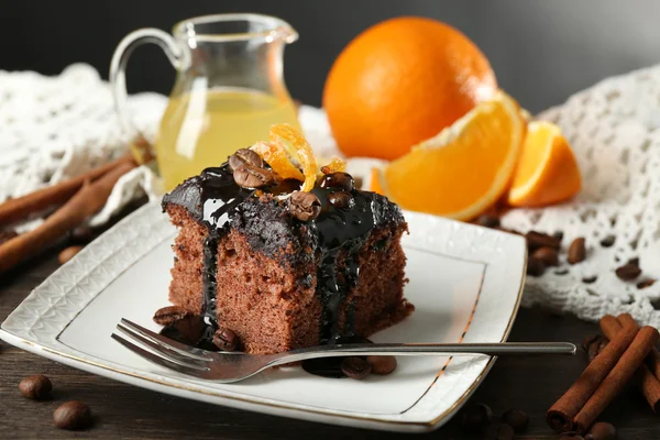 Porção de bolo com vidro de chocolate — Fotografia de Stock