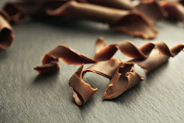 Riccioli di cioccolato su bianco — Foto Stock