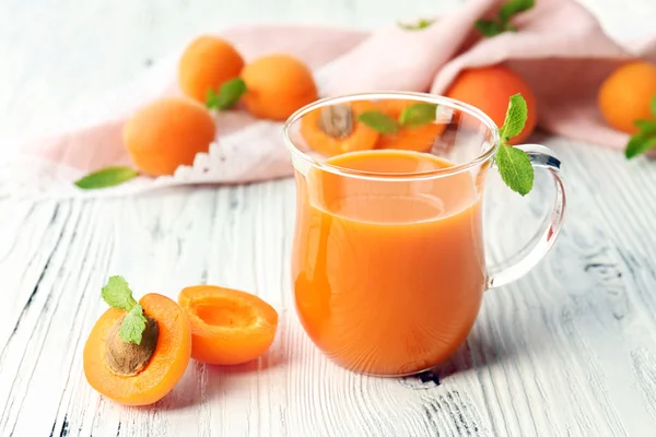 Чашка абрикосового сока — стоковое фото