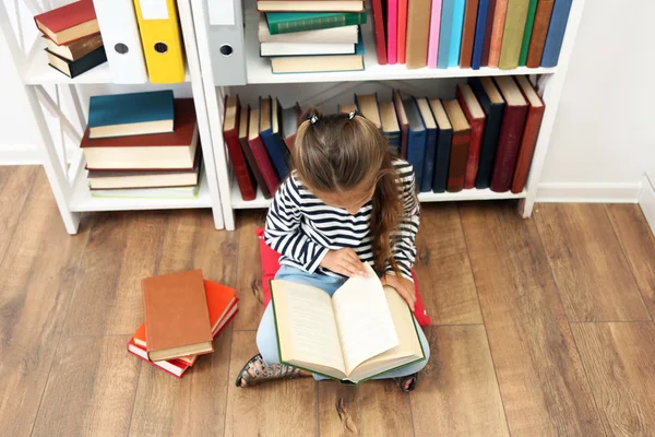 Vacker liten flicka med böcker — Stockfoto
