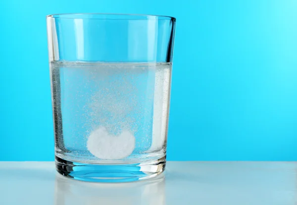 Pilule dans un verre d'eau — Photo