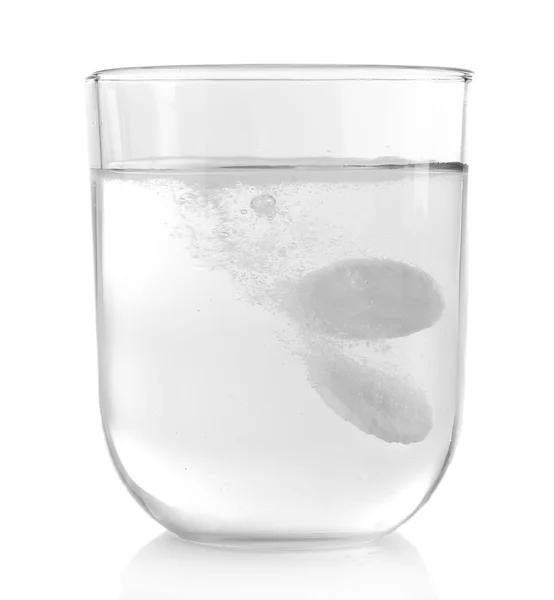 Таблетки в стакане воды — стоковое фото