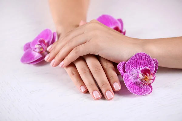 Mani donna con manicure francese — Foto Stock