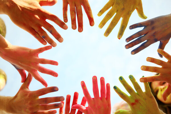 Руки молодых людей с индийскими красками
 