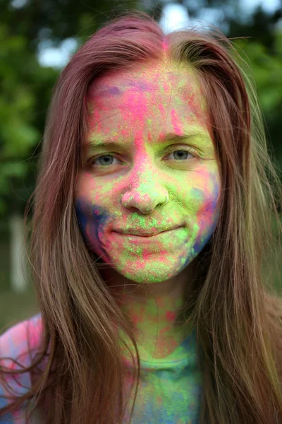 Молода жінка на фестивалі кольорів Холі — стокове фото