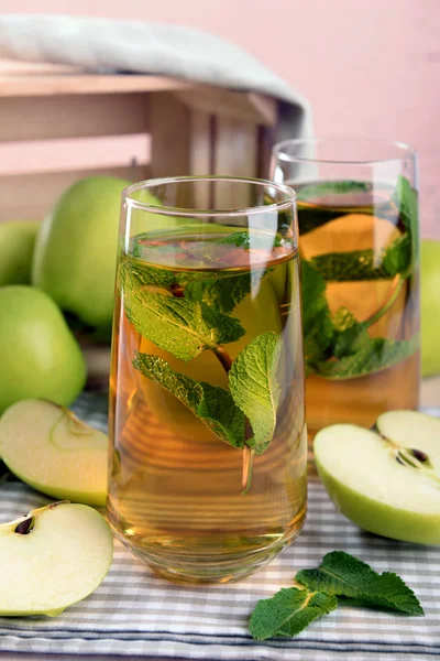 Appelsap met vruchten en mint — Stockfoto