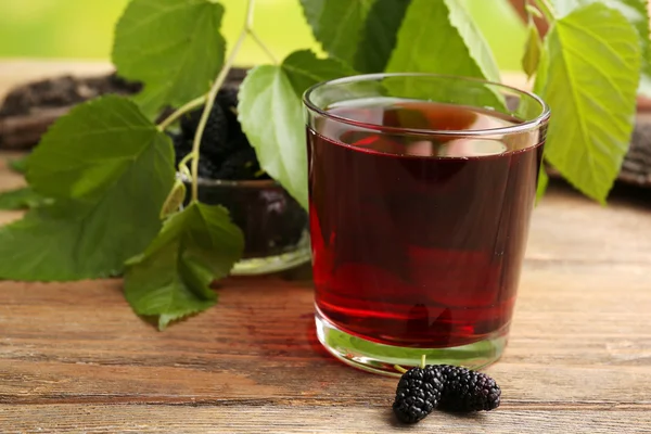 Glas verfrissende mulberry SAP — Stockfoto