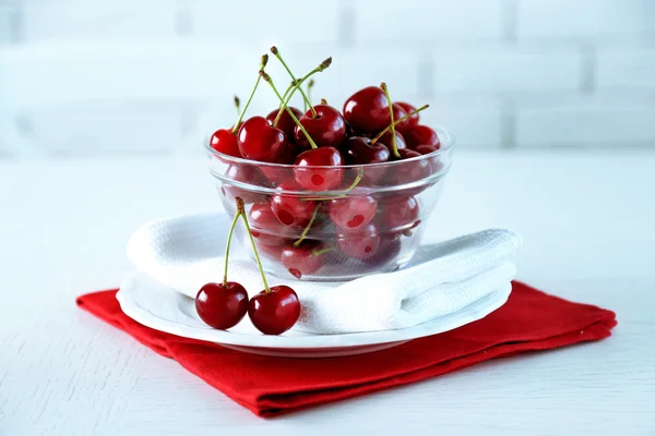 Cherries in glass bowl — Stock Photo, Image