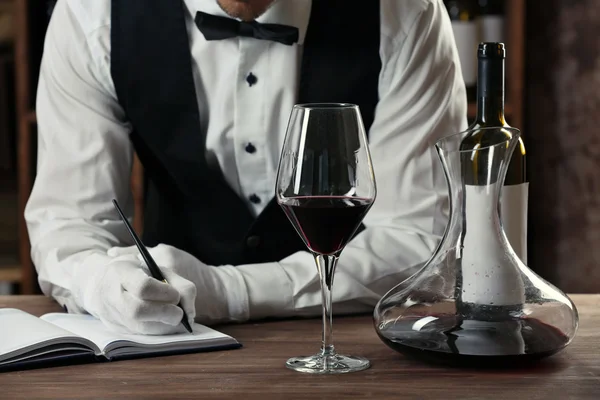 Bartender working at counter — Stock Photo, Image