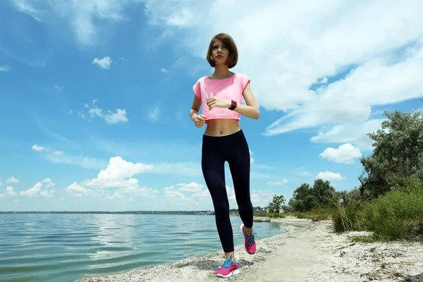 Jonge vrouw joggen — Stockfoto
