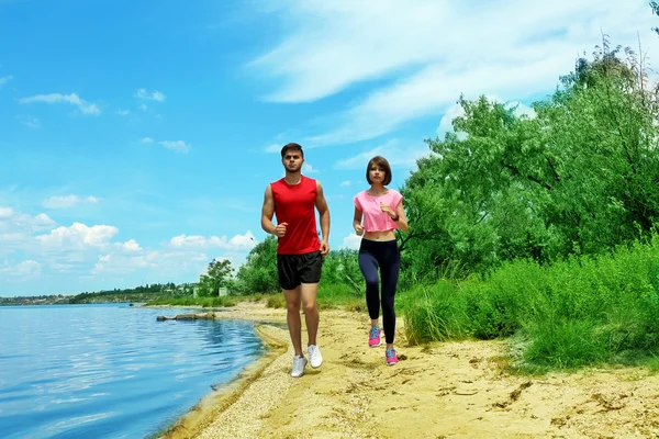 Junge Leute joggen — Stockfoto