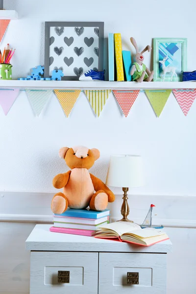 Prateleiras com brinquedos no quarto da criança — Fotografia de Stock