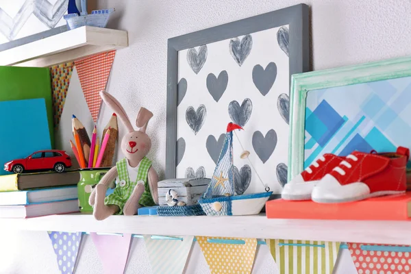 Estantes con juguetes en habitación infantil — Foto de Stock