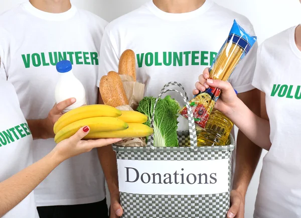 Voluntario sosteniendo bolsa de donación — Foto de Stock