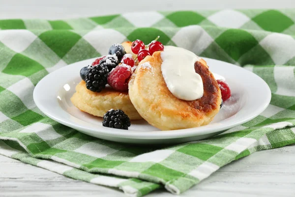 Fritters of cottage cheese with berries — Stock Photo, Image