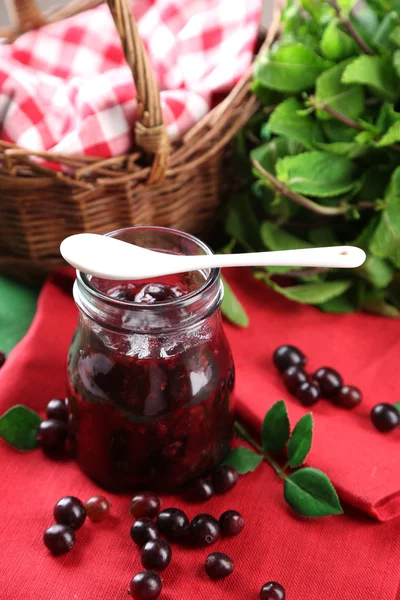 Burk av krusbär jam på träbord närbild — Stockfoto