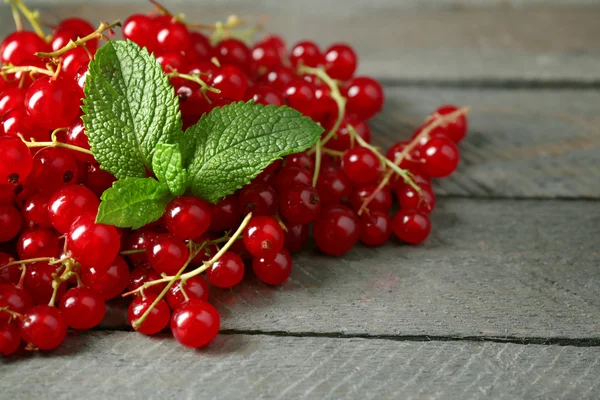 Groseille rouge mûre sur fond en bois — Photo