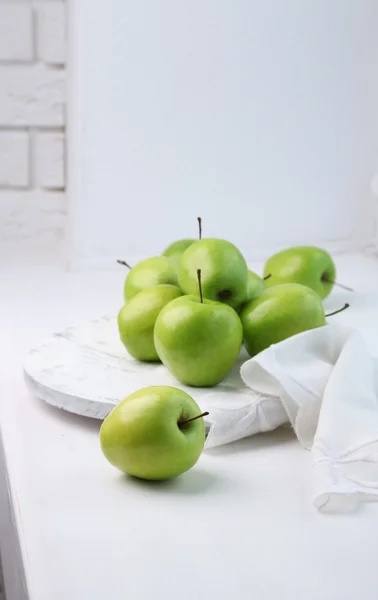 Grüne Äpfel auf der Fensterbank, Nahaufnahme — Stockfoto