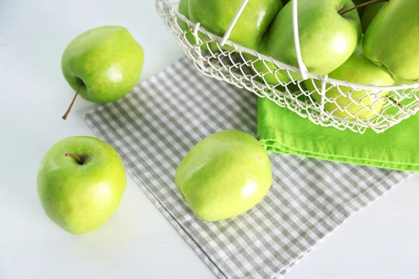 Green apples on windowsill, closeup — Stock Photo, Image